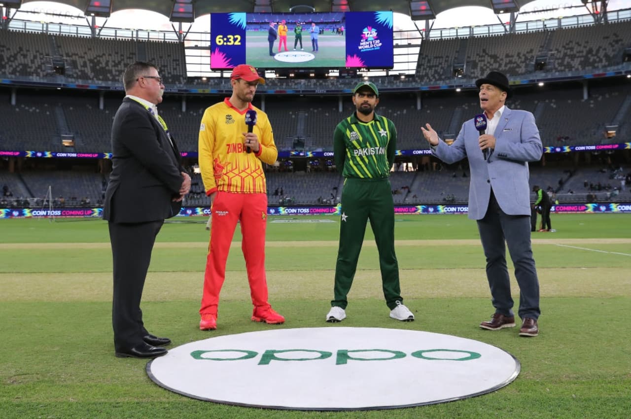 PAK vs ZIM: जिंबाब्वे ने टॉस जीतकर बल्लेबाजी का किया फैसला, पाकिस्तान की टीम में हुआ बड़ा बदलाव