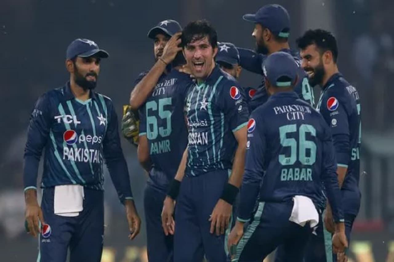 PAK vs ENG: आखिरी टी20 से पहले पाकिस्तान को जबरदस्त झटका, ये दिग्गज बैट्समैन अस्पताल में भर्ती