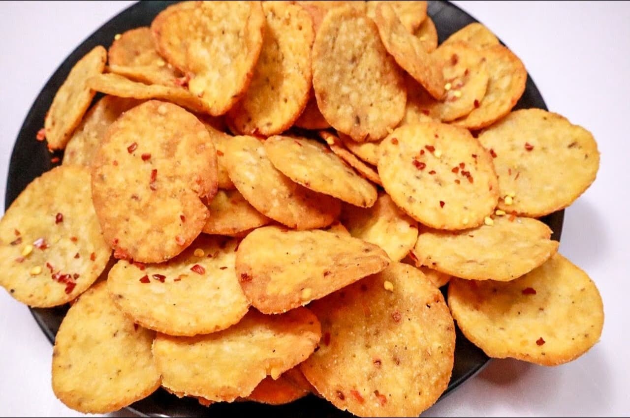 Diwali 2022 Food: फेस्टिव सीजन में लुत्फ उठाएं क्रंची आलू की मठरी का, नोट करें बनाने की विधि