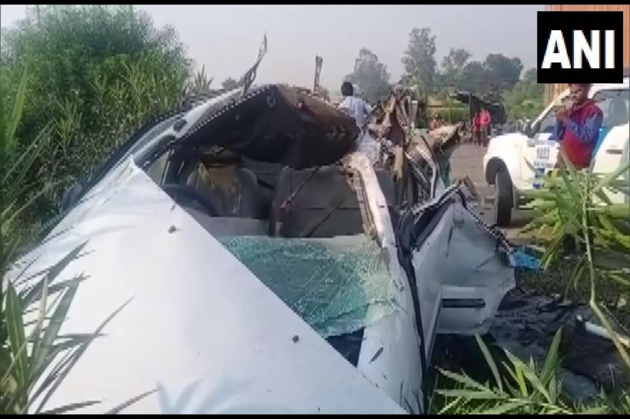 UP News: प्रयागराज में भीषण सड़क हादसा; बेकाबू कार बिजली के खंभे से टकराई, 5 की मौत, सीएम ने जताया दुख