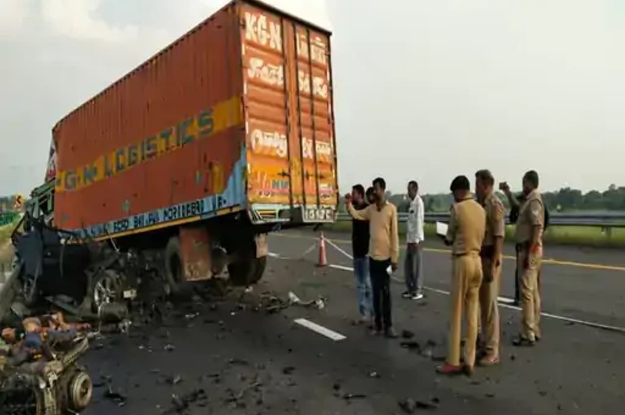 Purvanchal Expressway Accident: 230 की रफ्तार से कंटेनर से टकराई थी BMW, दीपक ने FB LIVE में कहा- चारों मरेंगे