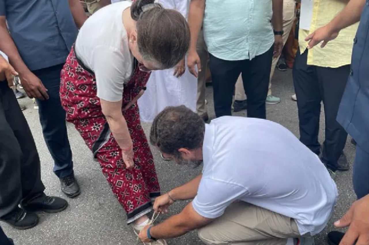 Bharat Jodo Yatra की खूबसूरत तस्वीर, मां सोनिया गांधी के जूतों के फीते बांधते दिखे राहुल गांधी