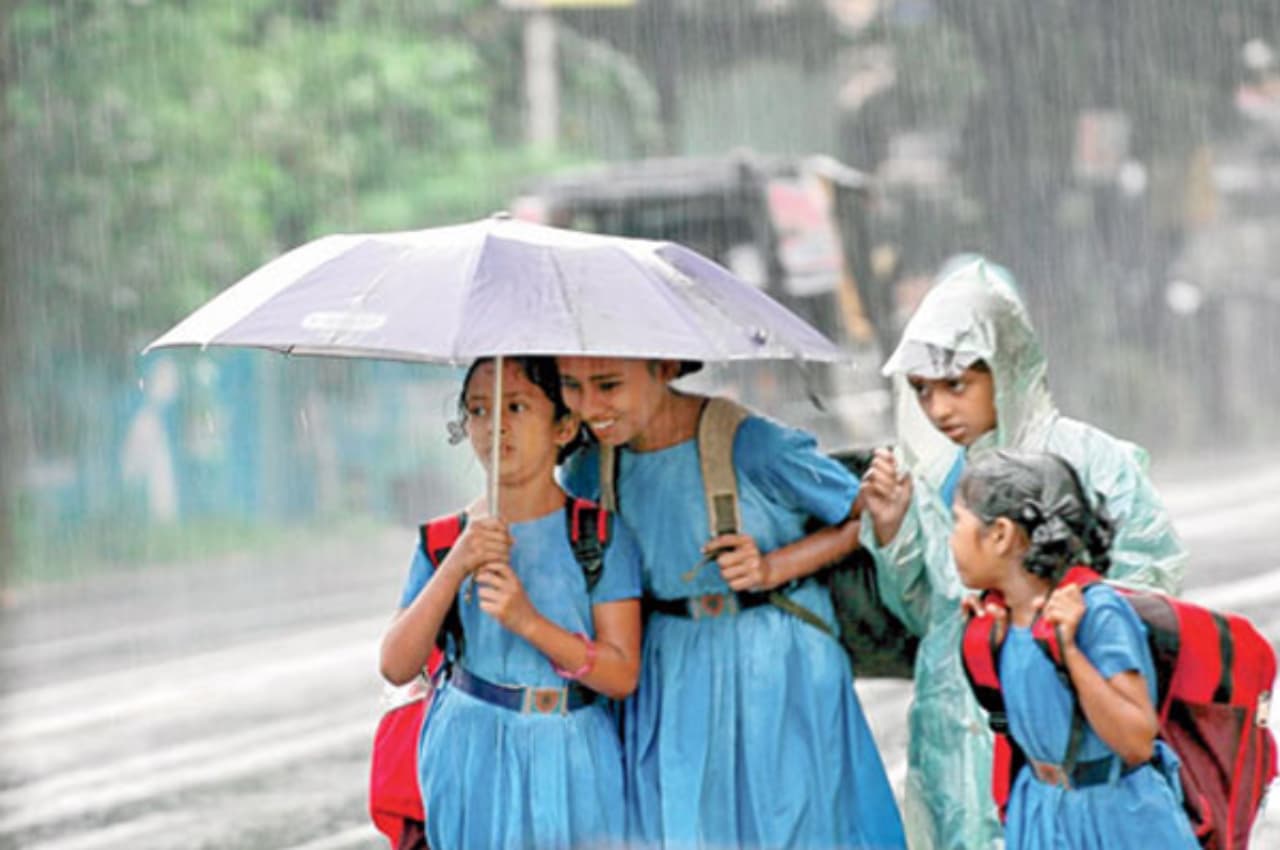 UP Weather Update: भारी बारिश के अलर्ट पर नोएडा समेत UP के इन जिलों में स्कूलों की छुट्टी का आदेश