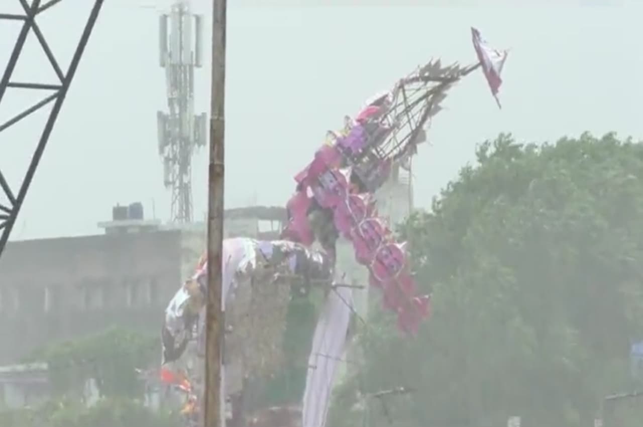 Weather Update: नोएडा समेत पूरे NCR में तेज बारिश, रावण दहन को बने पुतलों का हुआ ये हाल, देखें Video