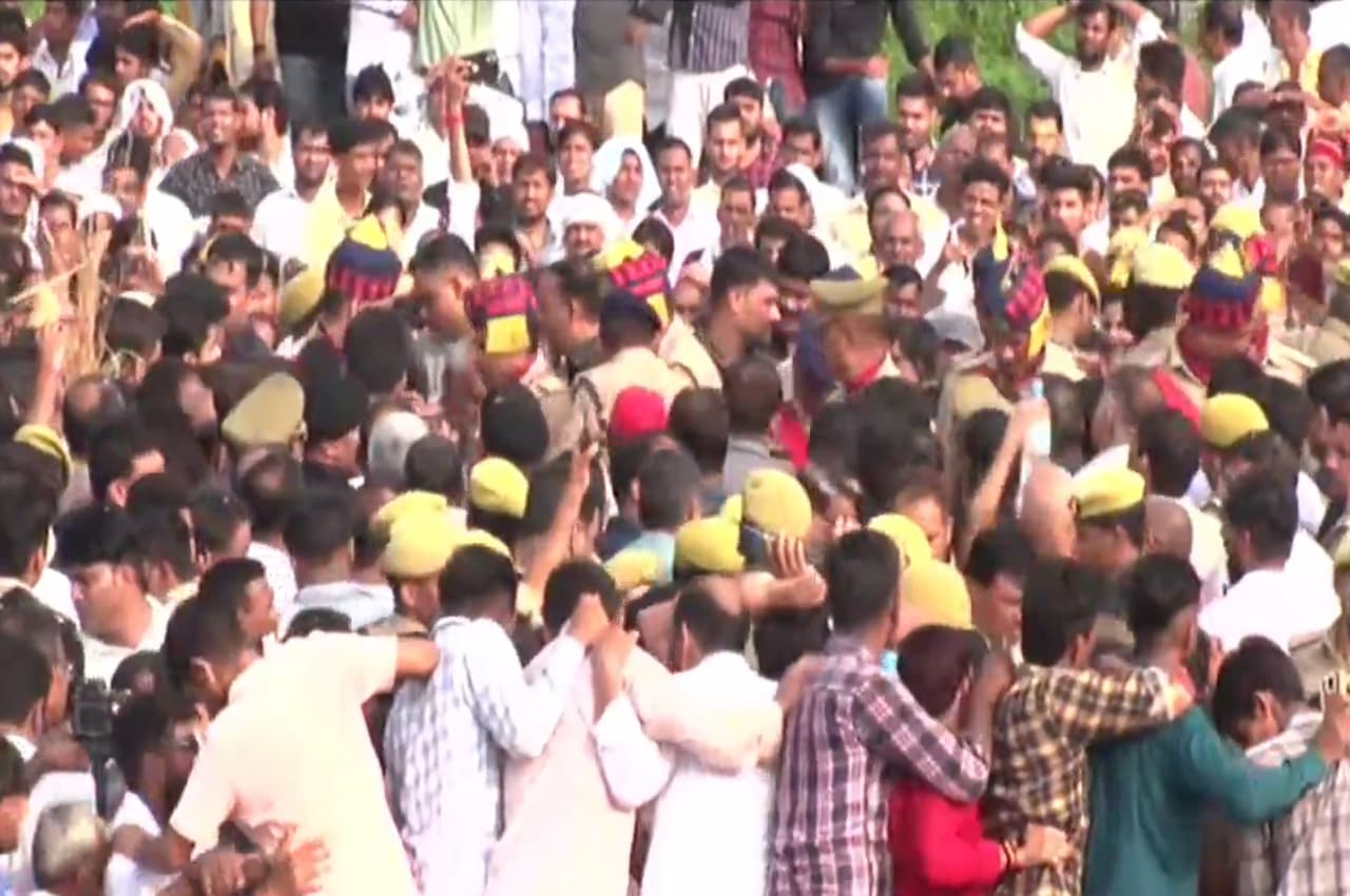 Mulayam Singh Yadav Funeral Update: सैफई में राजकीय सम्मान के साथ मुलायम सिंह का अंतिम संस्कार, अखिलेश यादव ने दी मुखाग्नि