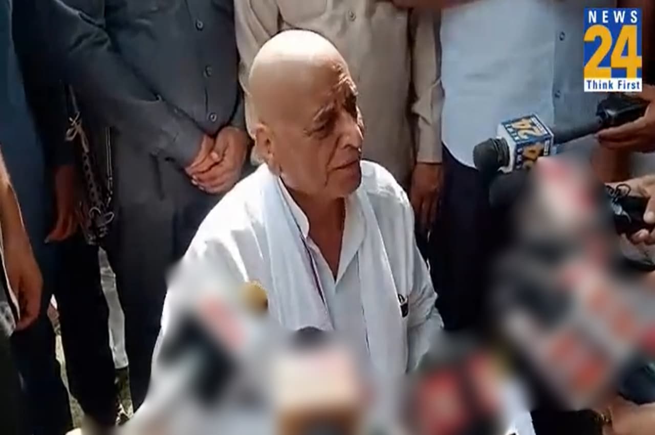 Mulayam Singh Yadav: सपा में संरक्षक की भुमिका निभाएंगे! मीडिया के इस सवाल पर भावुक हुए शिवपाल यादव, दिया ये जवाब
