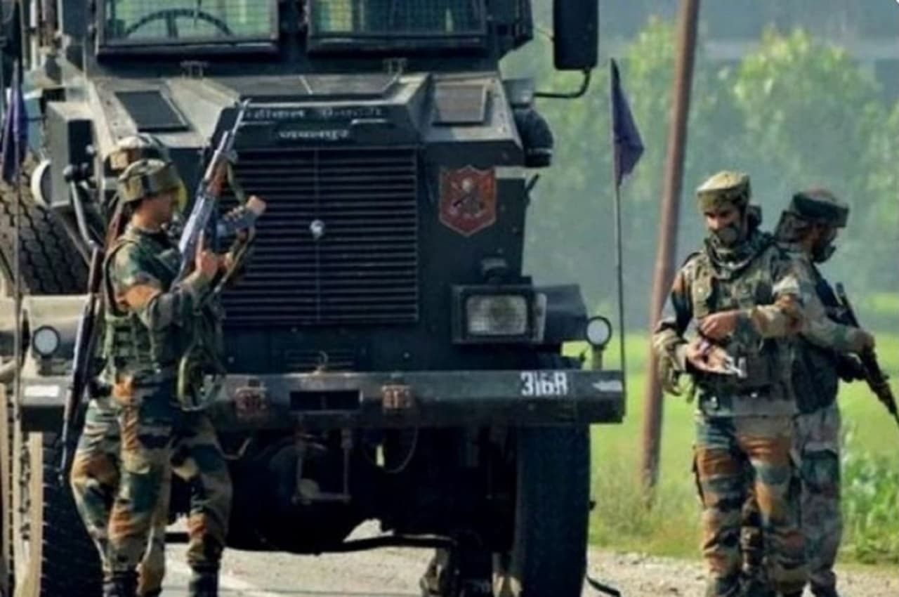Jammu and Kashmir: शोपियां में सर्च ऑपरेशन के दौरान आतंकी हमला, गोलीबारी में गिरफ्तार आतंकी इमरान गनी की मौत