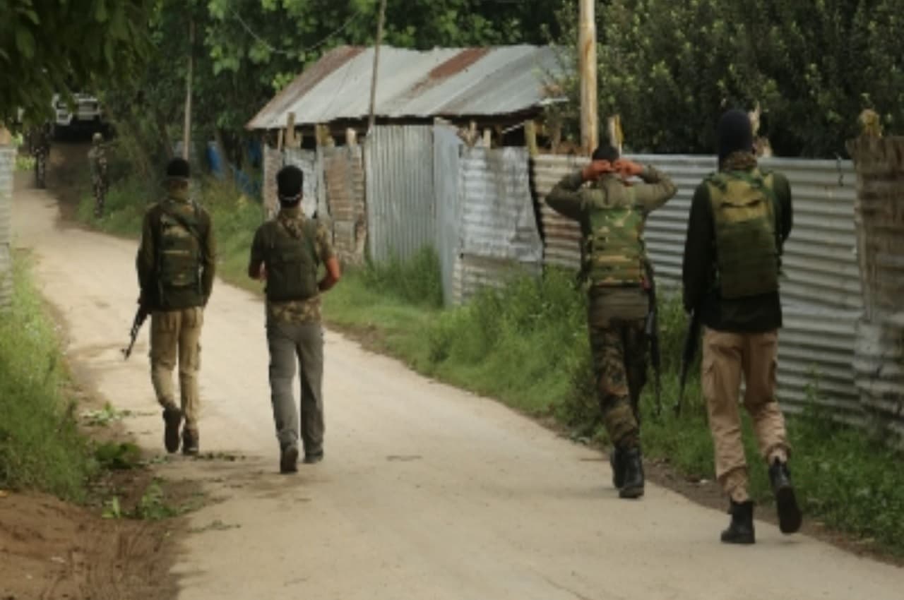 Shopian Encounter: जम्मू कश्मीर के शोपियां में आतंकियों से एनकाउंटर जारी, सुरक्षाबलों ने दो आतंकियों को घेरा