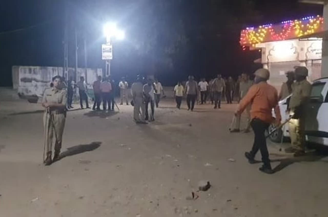 Navratri celebrations: गुजरात के खेड़ा में नवरात्रि समारोह के दौरान पथराव, 11 लोग हिरासत में