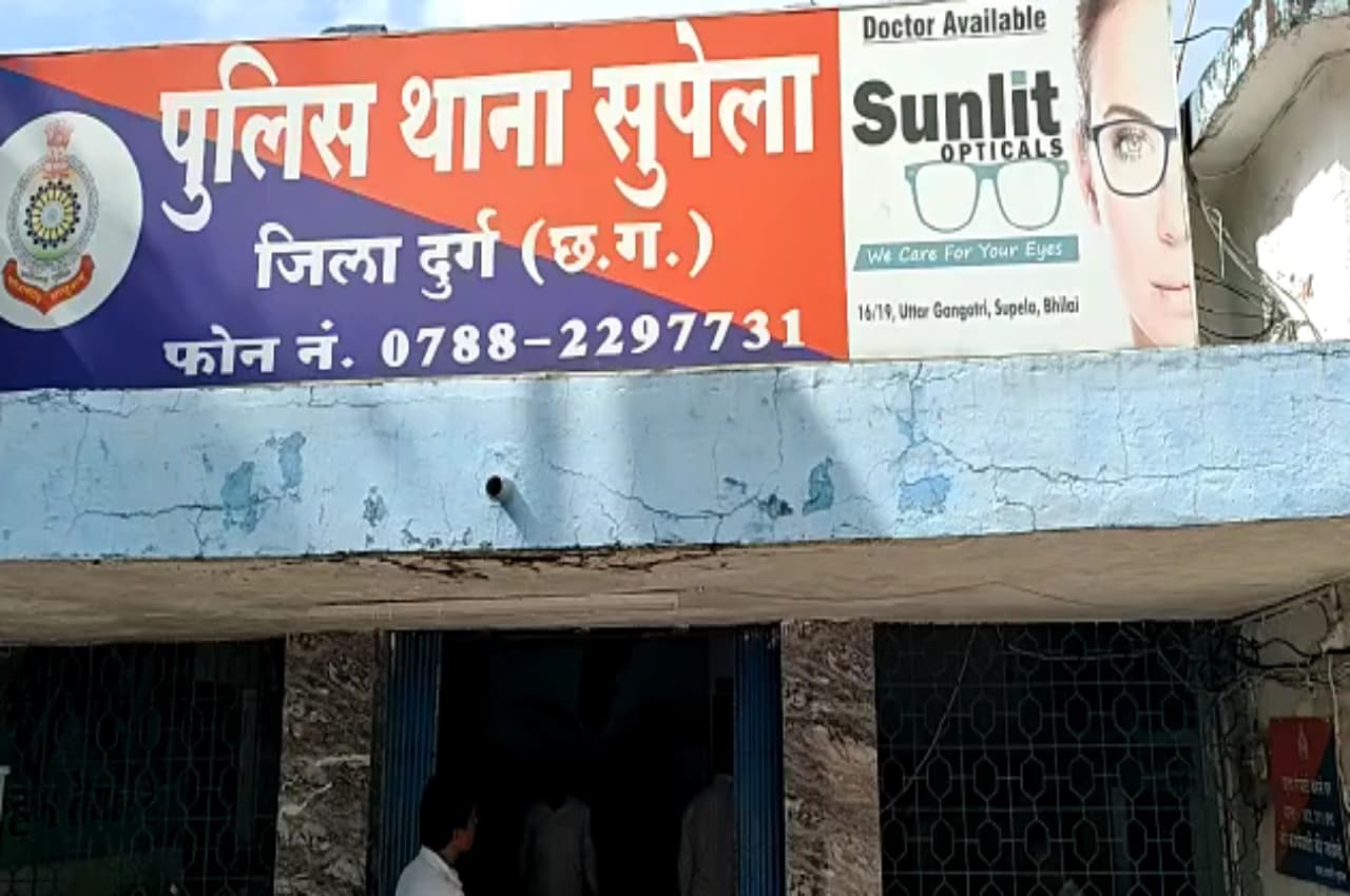 Chhattisgarh: स्कूल के प्रिंसिपल पर छेड़छाड़ का आरोप, केबिन में बुलाकर छात्राओं से करता था अश्लील बातें