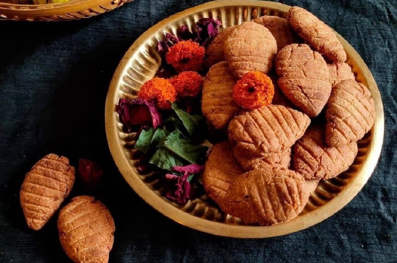 Chhath Puja 2022 Special: बिहार की पारंपरिक डिश 'ठेकुआ' के बिना अधूरी है छठ पूजा, इस विधि से घर पर बनाएं