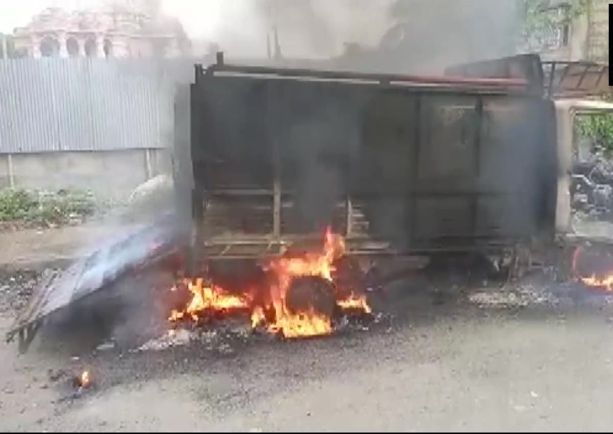 West Bengal: भीड़ ने संदिग्ध पशु तस्कर को पीटा, गाड़ी में लगाई आग; पुलिस मौके पर मौजूद