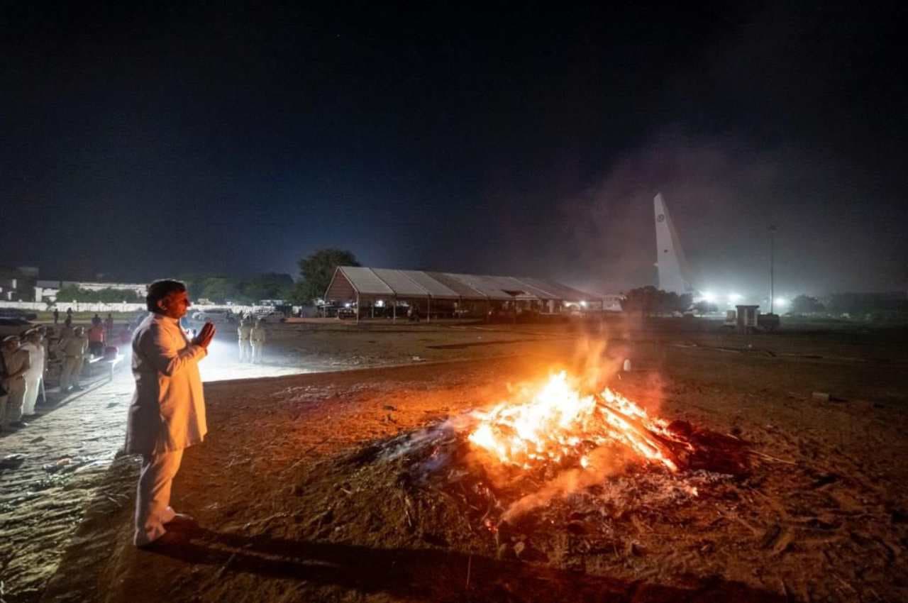 'आज पहली बार लगा…बिन सूरज के उगा सवेरा', पिता मुलायम सिंह के गम में डूबे अखिलेश यादव