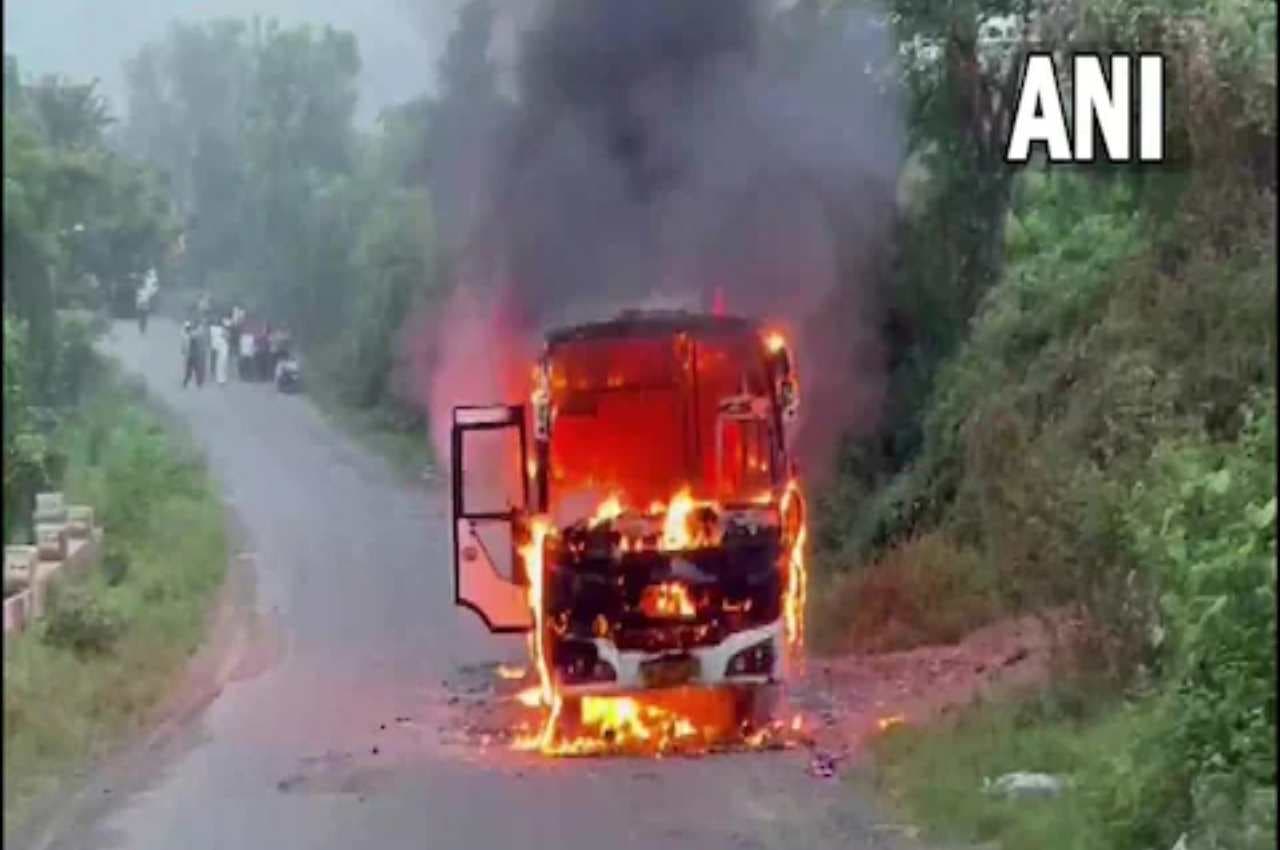 पाकिस्तान: कराची में चलती बस में लगी आग,18 लोग जिंदा जले, कई घायल