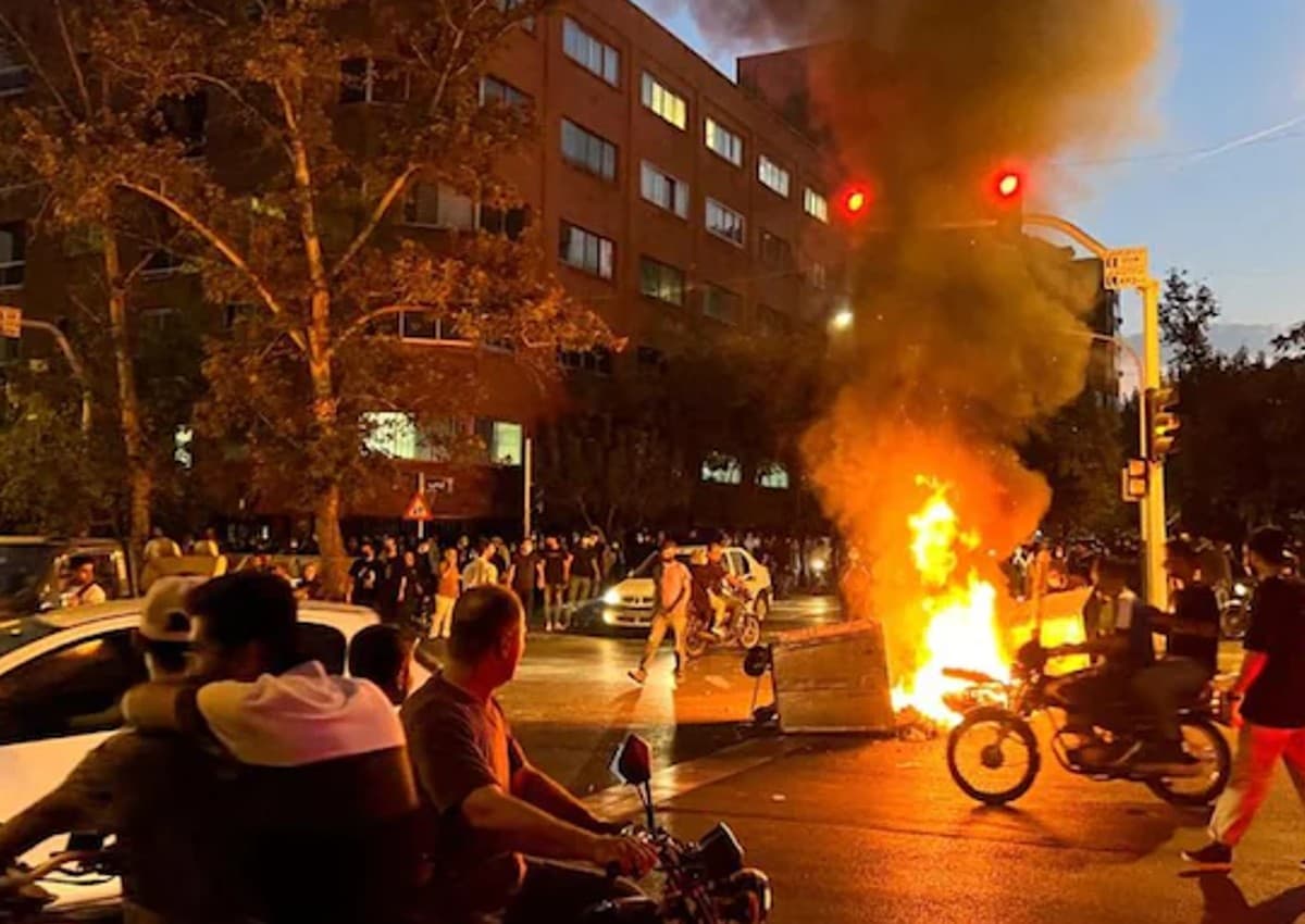 Iran Anti Hijab Protest: महसा अमिनी के होम टाउन में प्रदर्शनकारियों पर सुरक्षा बलों ने की गोलीबारी, 8 लोगों की मौत