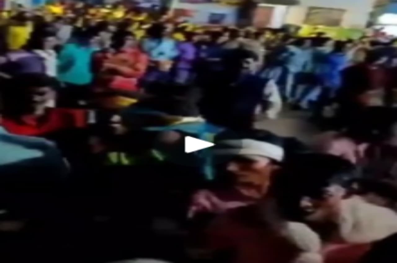 Watch: पुलिसबल की मौजूदगी में बस्तर दशहरे में युवती से छेड़छाड़, वीडियो वायरल