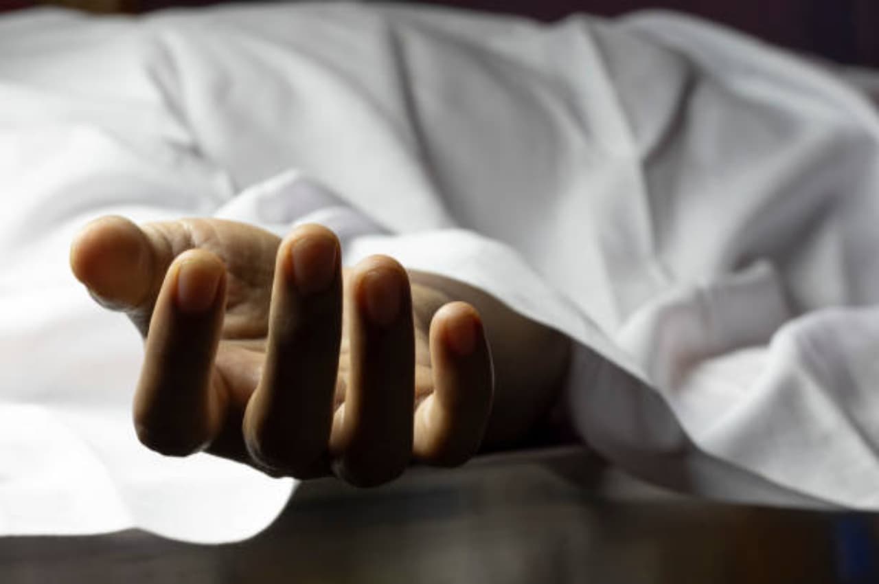 Agra News: भदोही के बाद आगरा में भी दुर्गा पंडाल में बड़ा हादसा, भगदड़ में गर्भवती की मौत, पुलिस ने दिया ये बयान