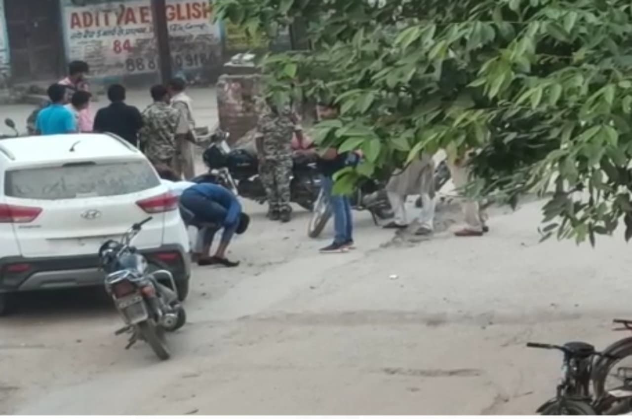 MP: मनचलों को सिखाया पुलिस ने सबक, मुर्गा बनाकर करवाई उठक-बैठक