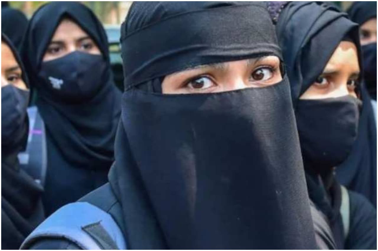 अमेरिका में हिजाब विवाद! रेस्तरां कंपनी के असिस्टेंट मैनेजर ने महिला कर्मचारी का बुर्का जबरन हटवाया