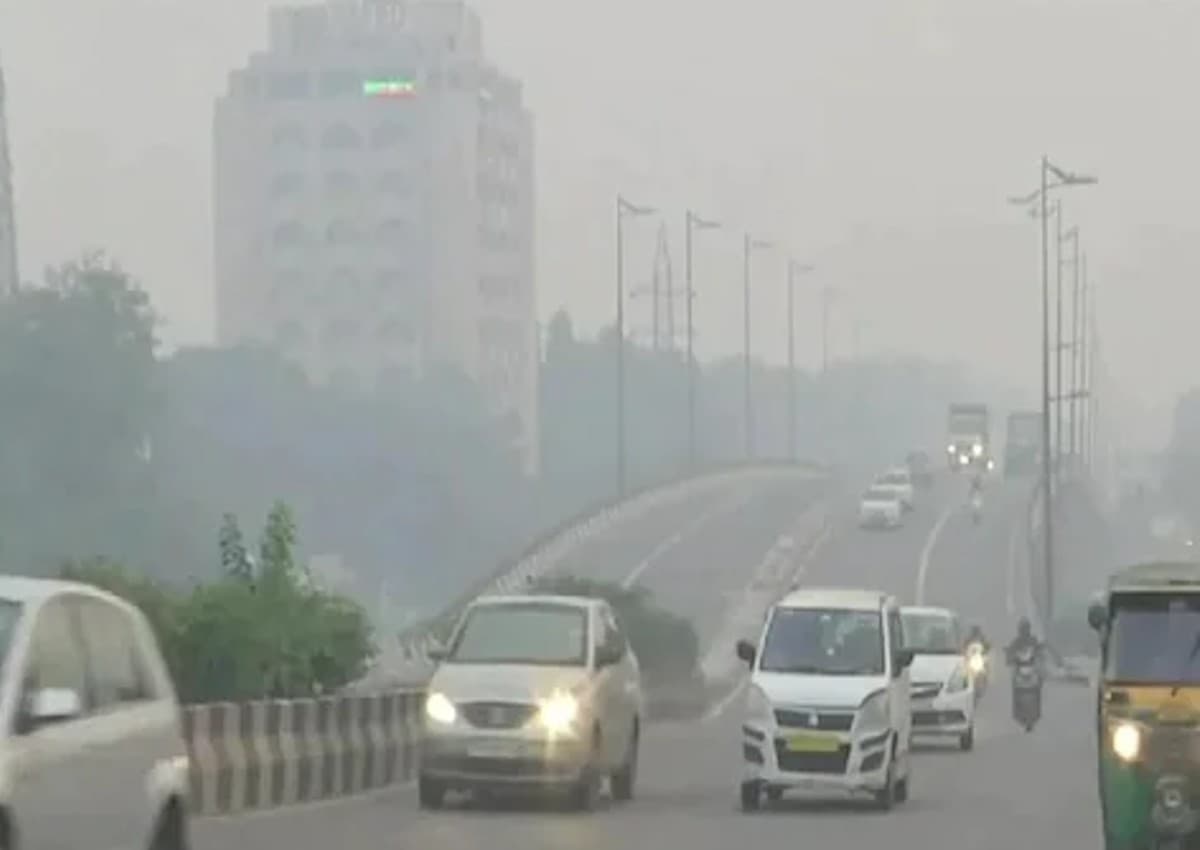 दिल्ली सरकार ने निर्माण कार्य पर लगाई रोक, प्रदूषण के लिए UP की डीजल बसों को जिम्मेदार ठहराया