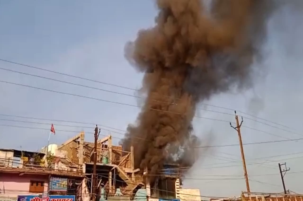 पीथमपुर में ऑटो पार्ट्स की दुकान में लगी भीषण आग, 4 दमकल की मदद से पाया आग पर काबू