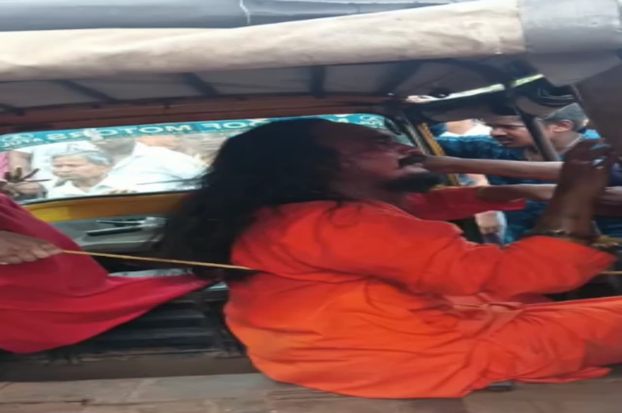 CG Breaking: बच्चा चोरी के शक में 3 साधुओं से मारपीट, वीडियो वायरल