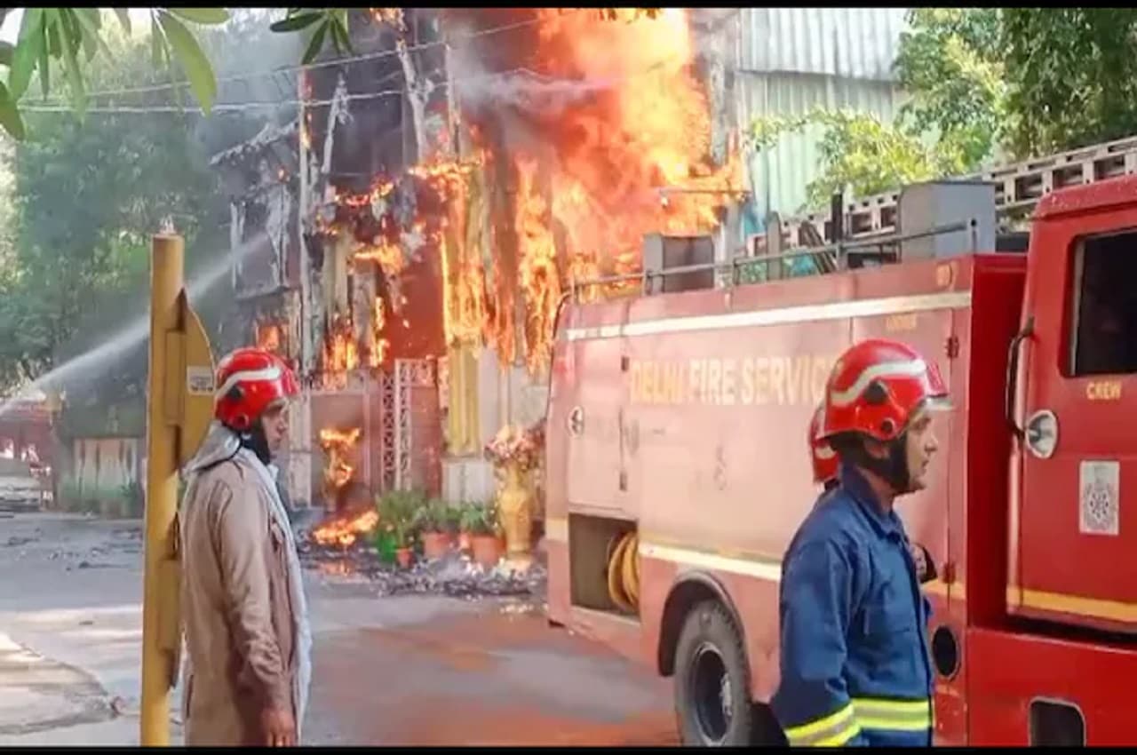 VIDEO: दिल्ली के रोहिणी में बैंक्वेट हॉल में लगी आग, दमकल की 10 गाड़ियां मौके पर