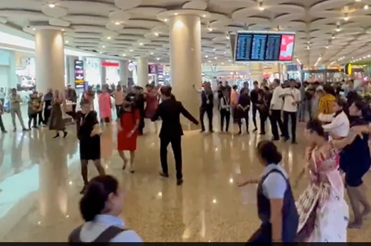 Viral Video: मुंबई एयरपोर्ट पर गरबा की धूम, पैसेंजर्स के साथ क्रू मेंबर्स ने किया डांस