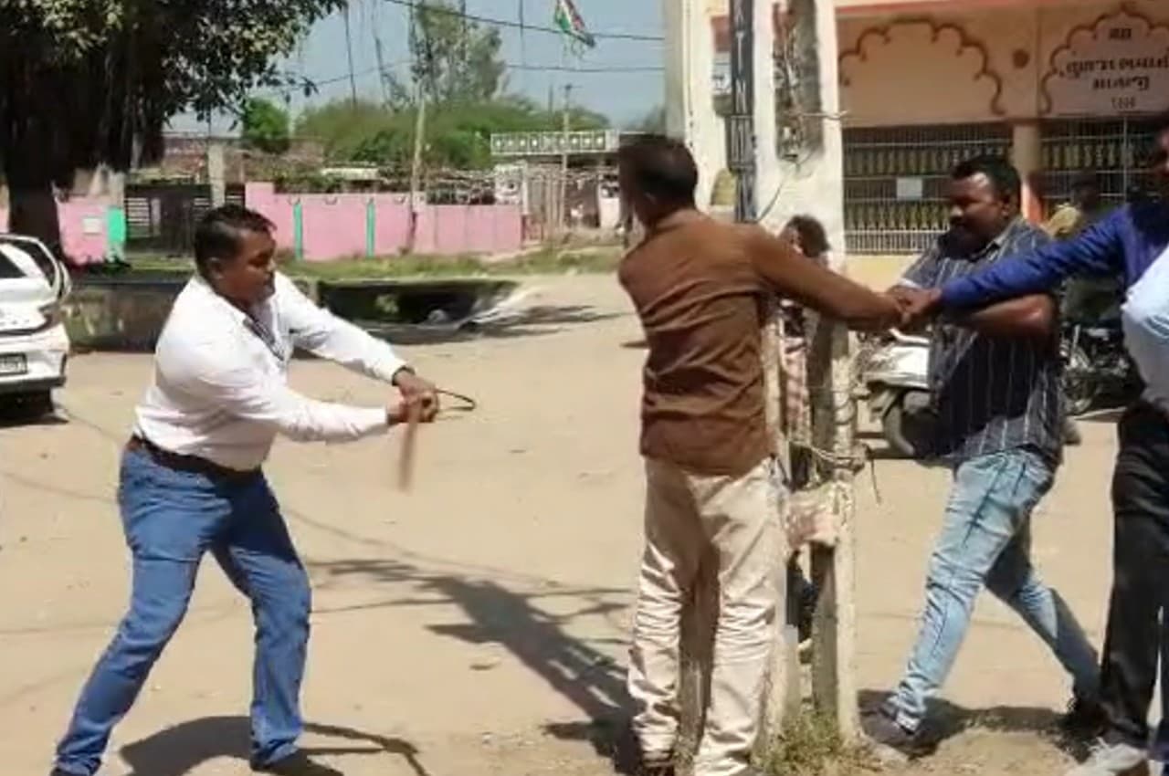 Gujarat News: गरबा में किया था पथराव, पुलिस ने पकड़कर बरसाईं लाठियां, माफी भी मंगवाई; देखें वीडियो