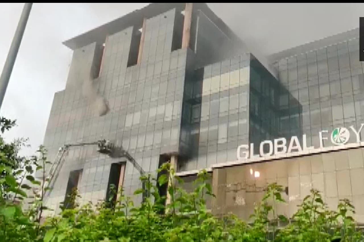 गुरुग्राम के ग्लोबल फॉयर मॉल में लगी भीषण आग, काबू पाने में जुटी दमकल की गाड़ियां