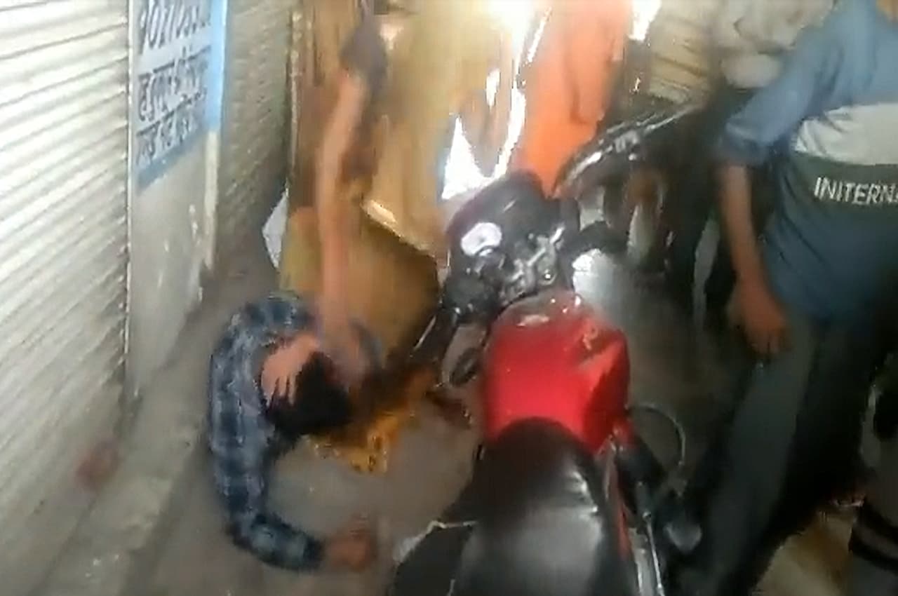 Viral Video: हाथरस में महिला ने महज 12 सेकेंड में युवक के सिर पर मारीं 11 चप्पलें, फिरोजाबाद से PET देने आया था