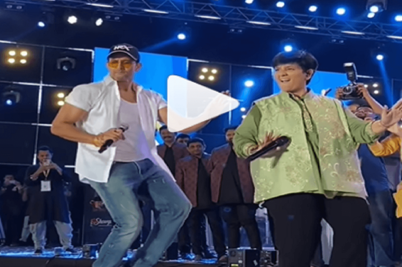 दुर्गा पंडाल पहुंचे Hrithik Roshan ने मचाया खूब धमाल, फाल्गुनी पाठक संग स्टेज पर किया डांस