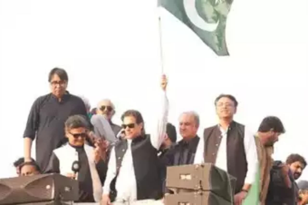 Imran Khan March: समर्थकों के साथ सड़कों पर उतरे इमरान खान, लाहौर से इस्लामाबाद तक करेंगे मार्च