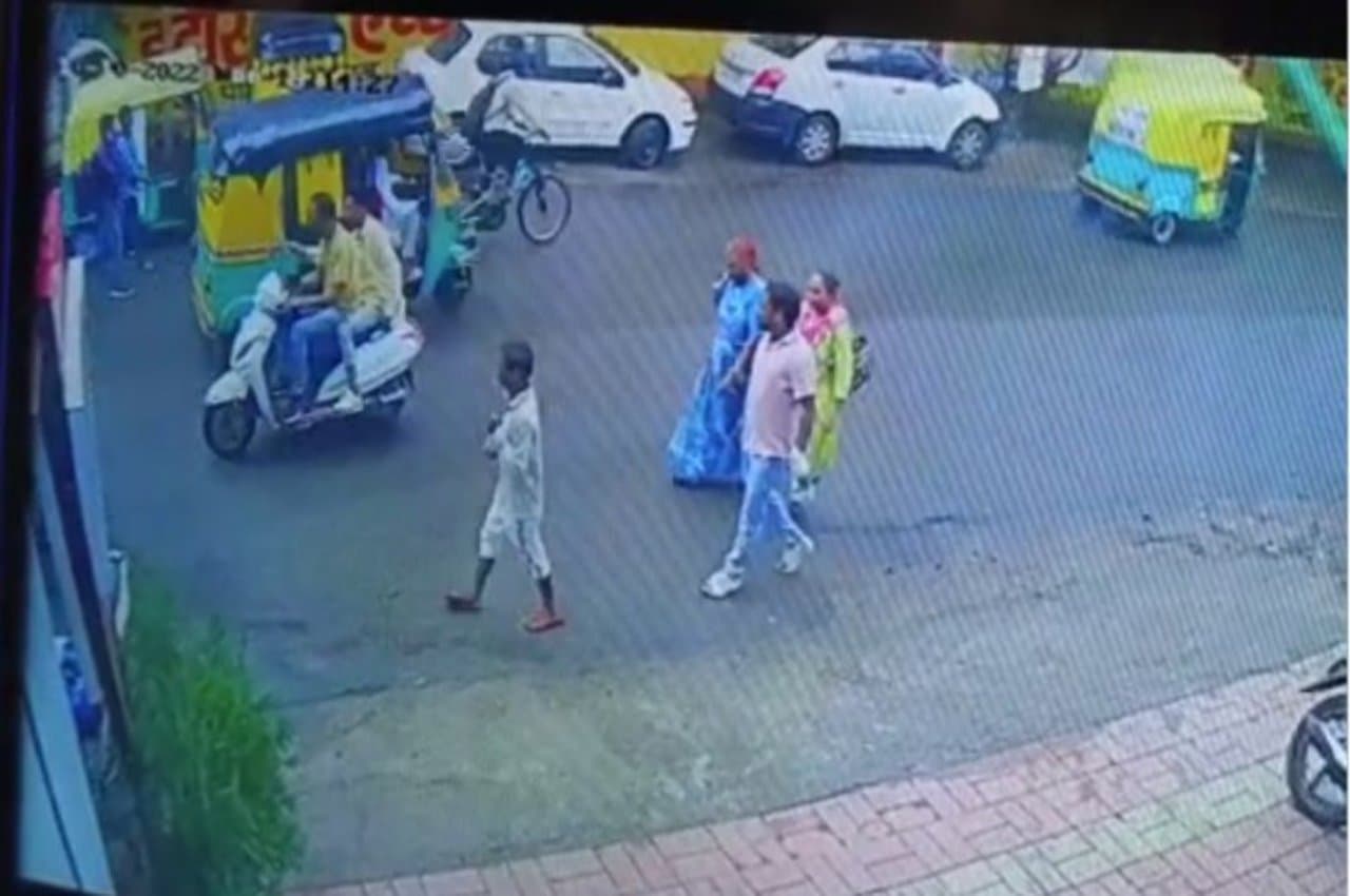 MP News: मदद के नाम पर बुजुर्ग महिला से ठगी, सोने के जेवर उतरवा कर भाग खड़ा हुआ गिरोह