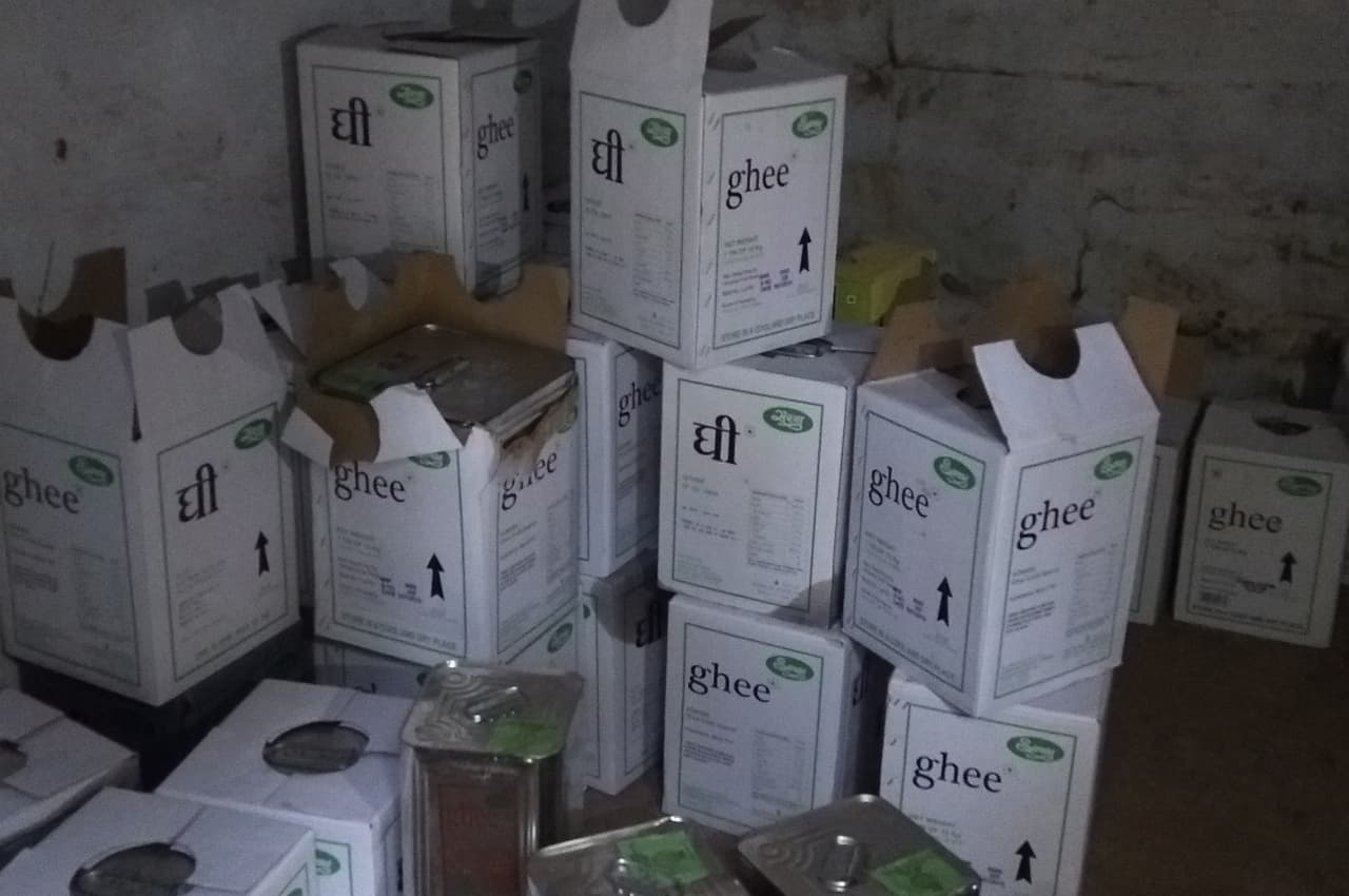 घटिया पाम ऑयल से नकली घी बनाने के कारखाने का पर्दाफ़ाश, खाए तो लीवर डेमेज होना तय