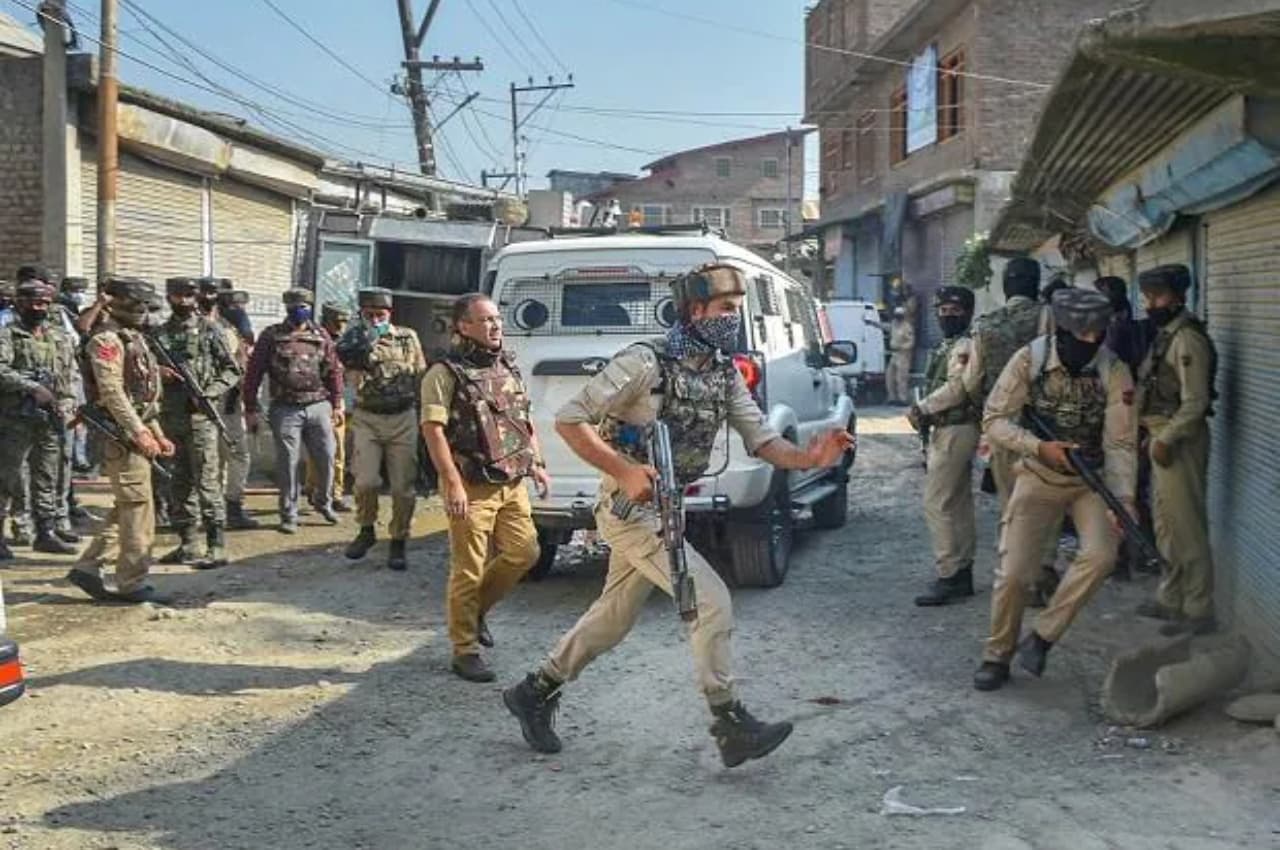 Breaking News: जम्मू-कश्मीर के शोपियां में आतंकियों ने कश्मीरी पंडित को गोली मारी
