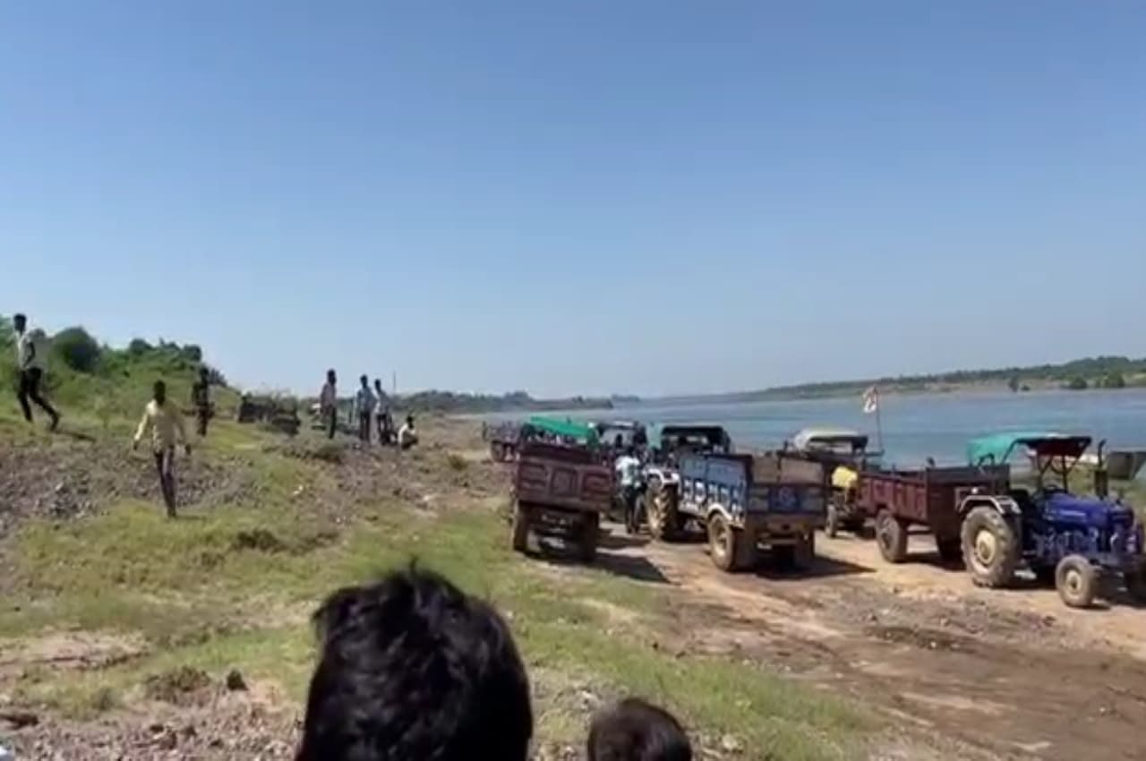 MP News: अवैध उत्खनन को लेकर बड़ी कार्रवाई, 6 ट्रैक्टर-ट्रॉली जब्त