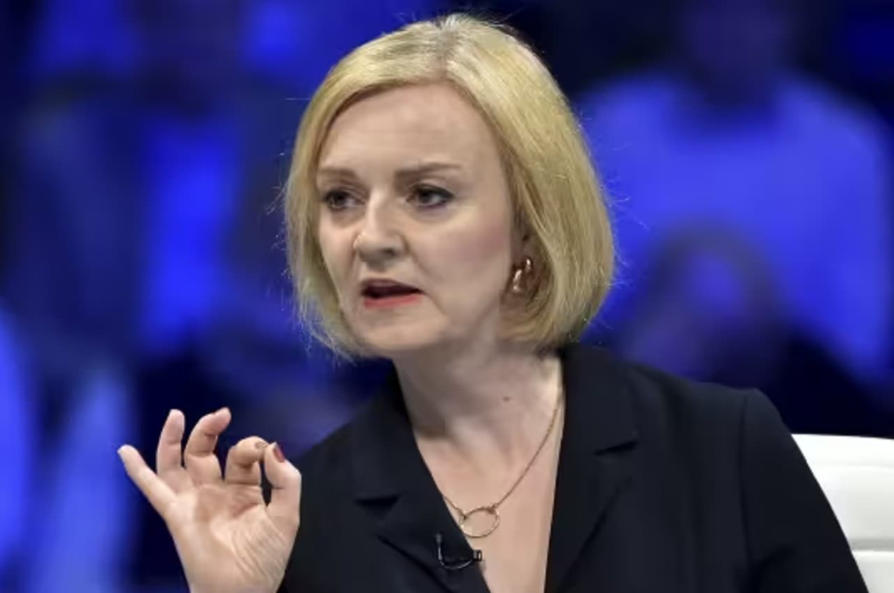 Liz Truss: चुनावी कैंपन के वादा लिज ट्रस के लिए बन गया गले की फांस, क्या क्रिसमस के पहले जाएगी ब्रिटेन की PM की कुर्सी!