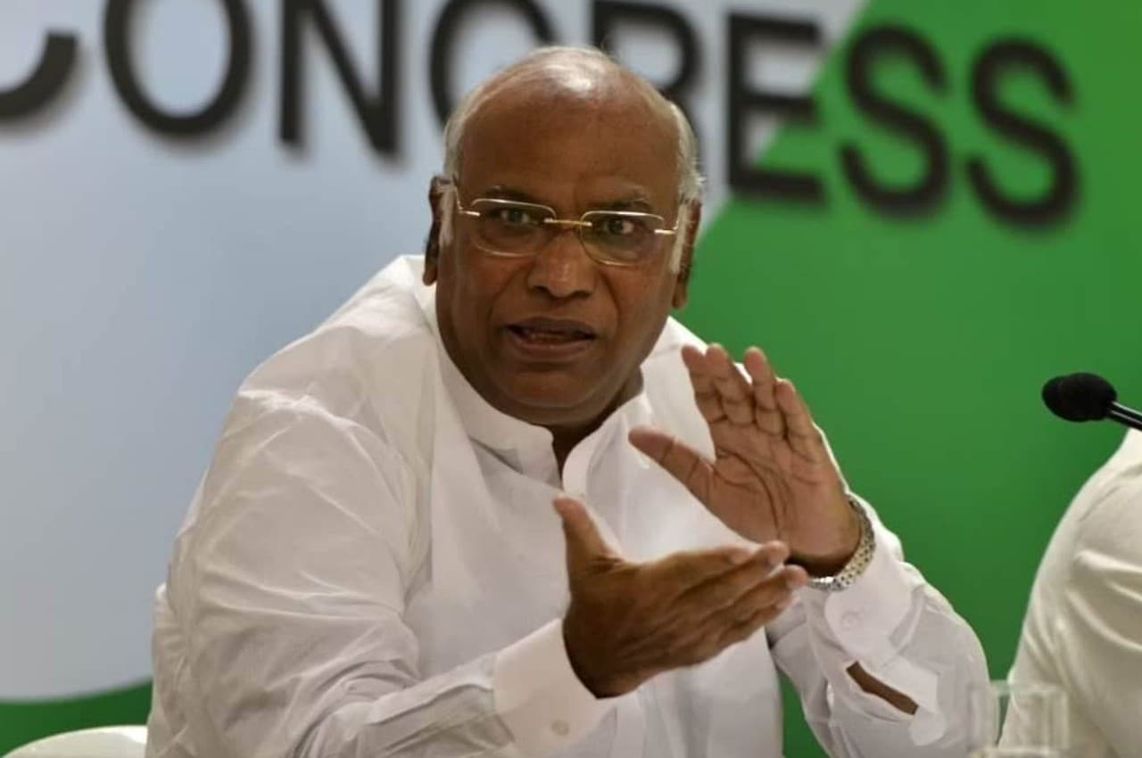 Congress President Election Results 2022: अब मल्लिकार्जुन खड़गे के 'हाथ' में कांग्रेस, शशि थरूर ने हार मानकर दी बधाई