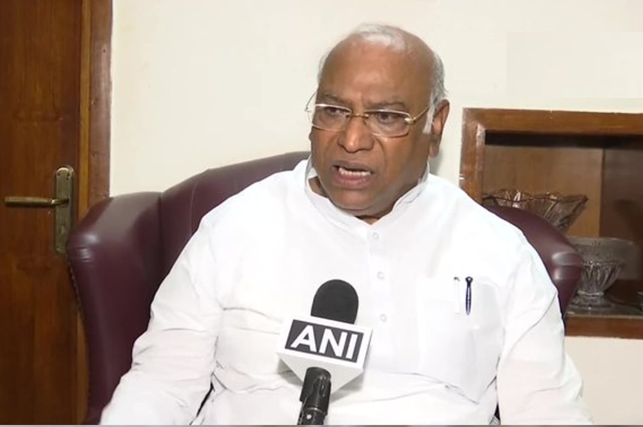 मल्लिकार्जुन खड़गे बोले- अगर पीएम मोदी मणिपुर वीडियो को लेकर नाराज थे, तो सीएम को बर्खास्त कर सकते थे