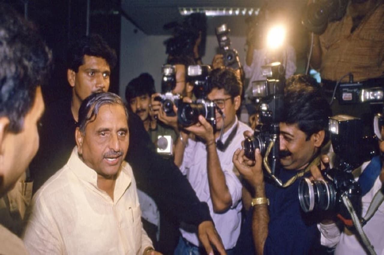 Mulayam Singh Yadav: 1990 में कारसेवकों पर फायरिंग का आदेश, 1992 में सपा का गठन... ये रहे नेताजी के अहम फैसले