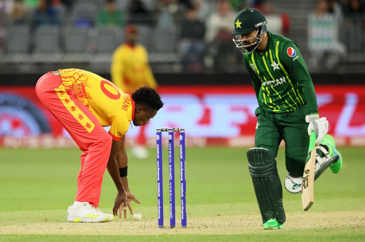 PAK vs ZIM: जिम्बाब्वे ने पाकिस्तान को रगड़ा, रोमांचक मैच में 1 रन से पिट गई बाबर की टीम, वर्ल्ड कप का सफर लगभग खत्म
