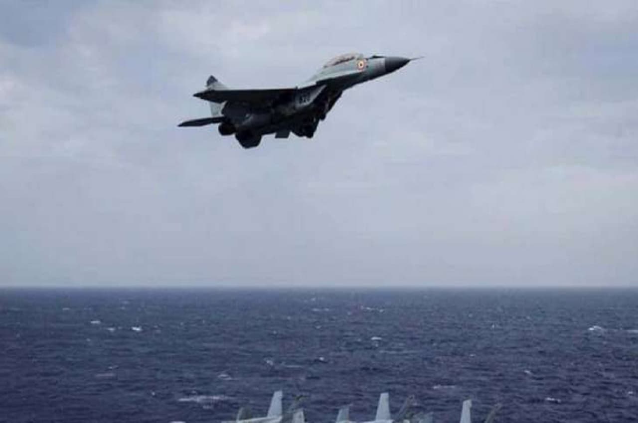 MiG Fighter Aircraft Crashed: गोवा तट पर MiG 29K लड़ाकू विमान दुर्घटनाग्रस्त, बाल-बाल बचा पायलट