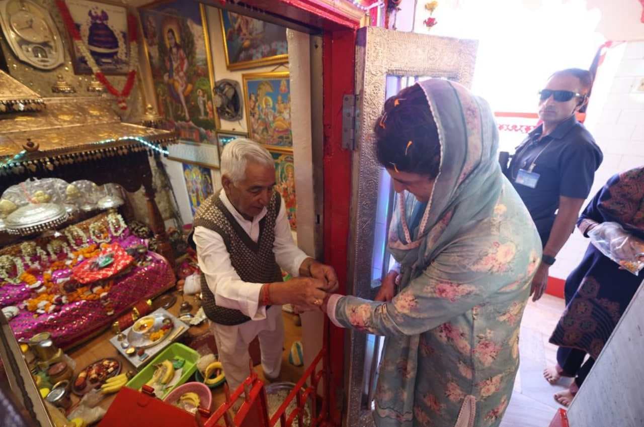 हिमाचल: कांग्रेस के पोल कैंपेन लॉन्च से पहले सोलन के मां शूलिनी मंदिर पहुंची प्रियंका गांधी