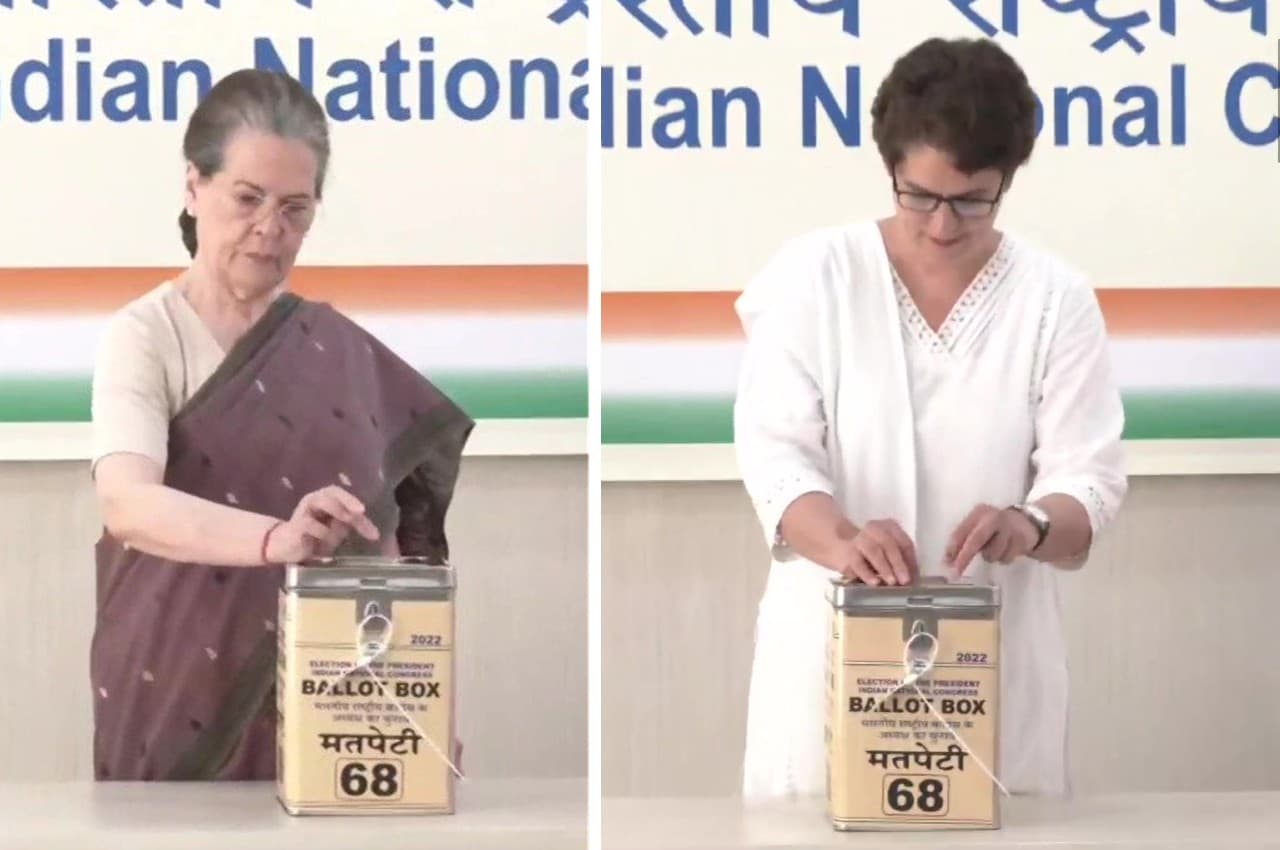 Congress president Election: प्रियंका के साथ सोनिया गांधी ने डाला वोट, बोलीं- मैं इसका लंबे समय से इंतजार कर रही थी