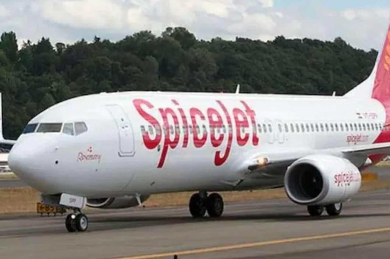 स्पाइसजेट की फ्लाइट की इमरजेंसी लैंडिंग, कॉकपिट और केबिन से आया धुआं