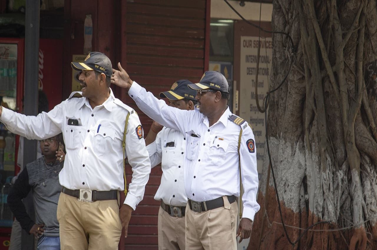 Traffic Rules: दिल्ली के बाद अब इस शहर में भी लागू हुआ ये सख्त नियम, पुलिस की चेतावनी जारी
