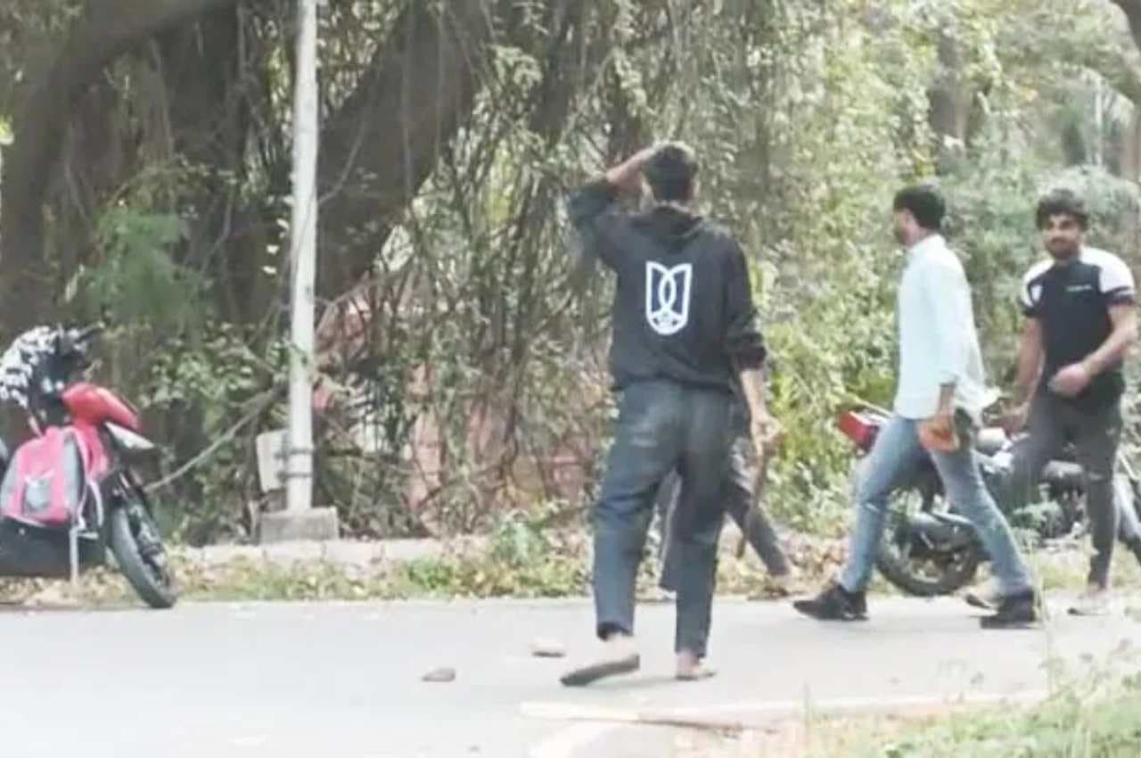 JNU में जमकर मारपीट, बाहरी लोगों को बाहर से बुला कैंपस में दो गुटों ने बवाल काटा