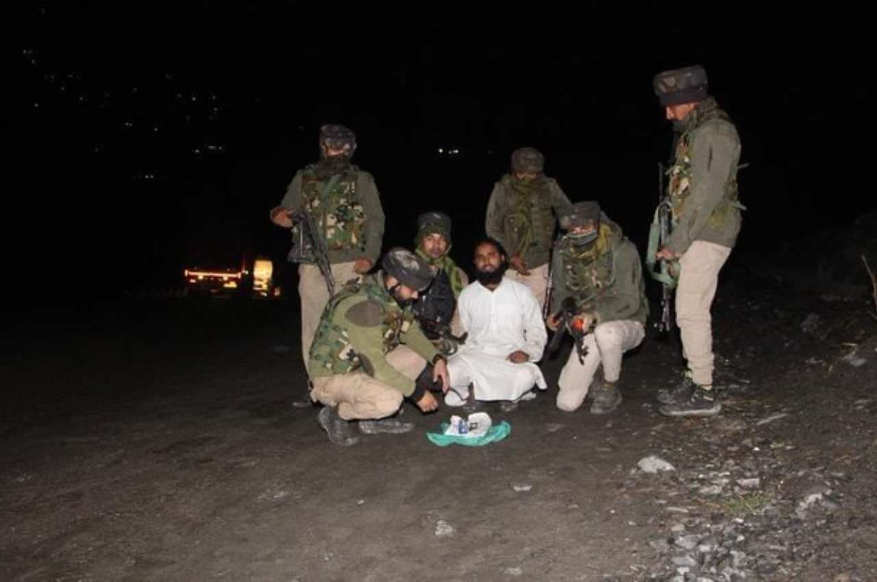 Jammu Kashmir: रामबन में पकड़ा गया अलकायदा का आतंकी, सुरक्षाबलों ने ग्रेनेड के साथ दबोचा