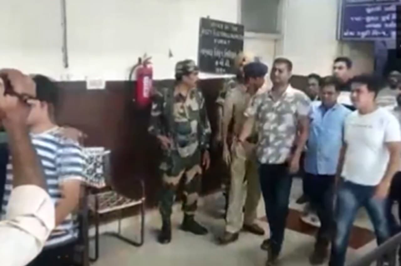 Gujarat Elections 2022: लापता AAP कैंडिडेट कंचन जरीवाला लौटे, सूरत ईस्ट से वापस लिया नामांकन